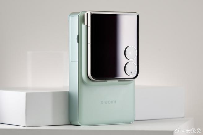 去年小米有两大破圈产品,一个是小米su7,一个是小米mix flip,特别是